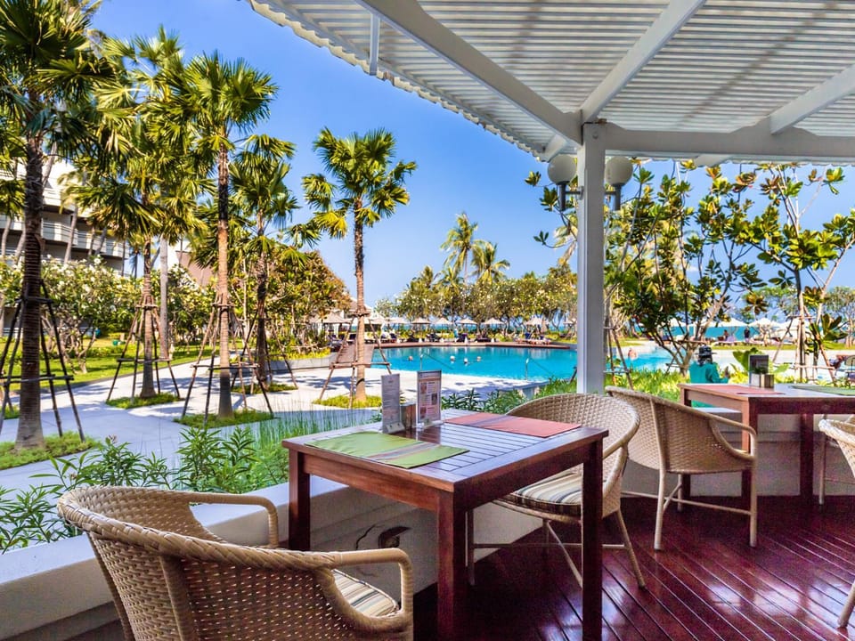 Restaurant/places to eat, Day, Pool view, Lunch, Dinner, Alcoholic drinks, Non alcoholic drinks