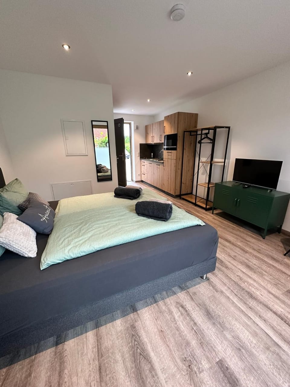 Bed, TV and multimedia, Photo of the whole room, Seating area, Bedroom, wardrobe