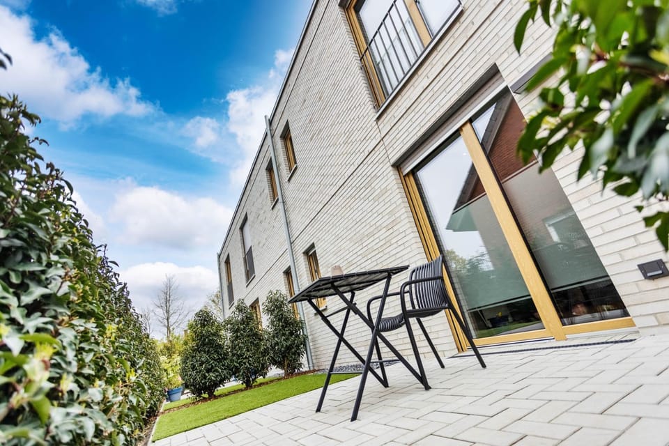 Property building, Spring, Day, Garden, Garden, View (from property/room), Balcony/Terrace, Dining area, Garden view