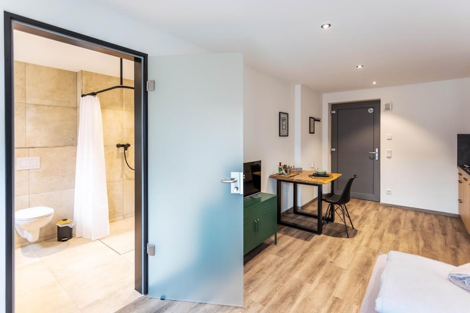 Shower, Toilet, Bed, Bathroom, Kitchen or kitchenette, Photo of the whole room, Bedroom, towels