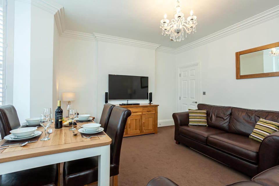 Communal lounge/ TV room, TV and multimedia, Living room, Seating area, Dining area