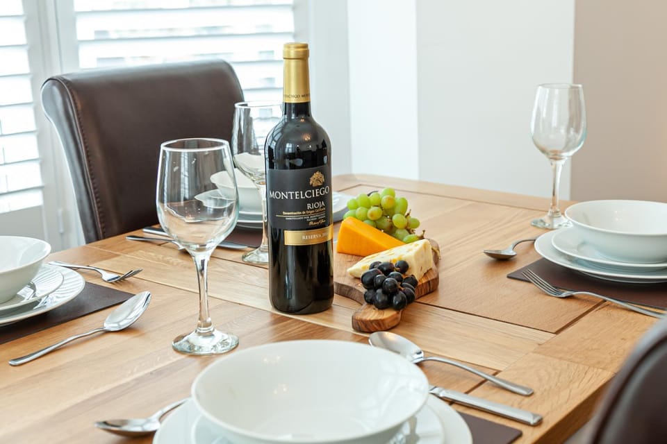 Food and drinks, Dining area, Food, Alcoholic drinks