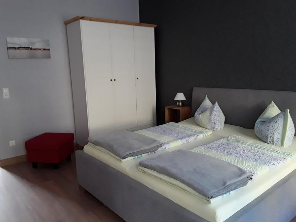 Photo of the whole room, towels