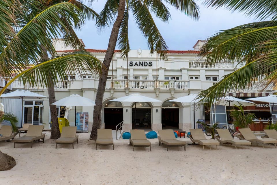 Facade/entrance, sunbed