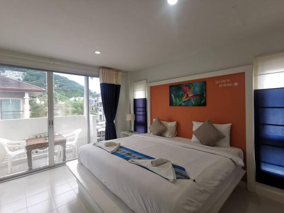Bed, Photo of the whole room, towels