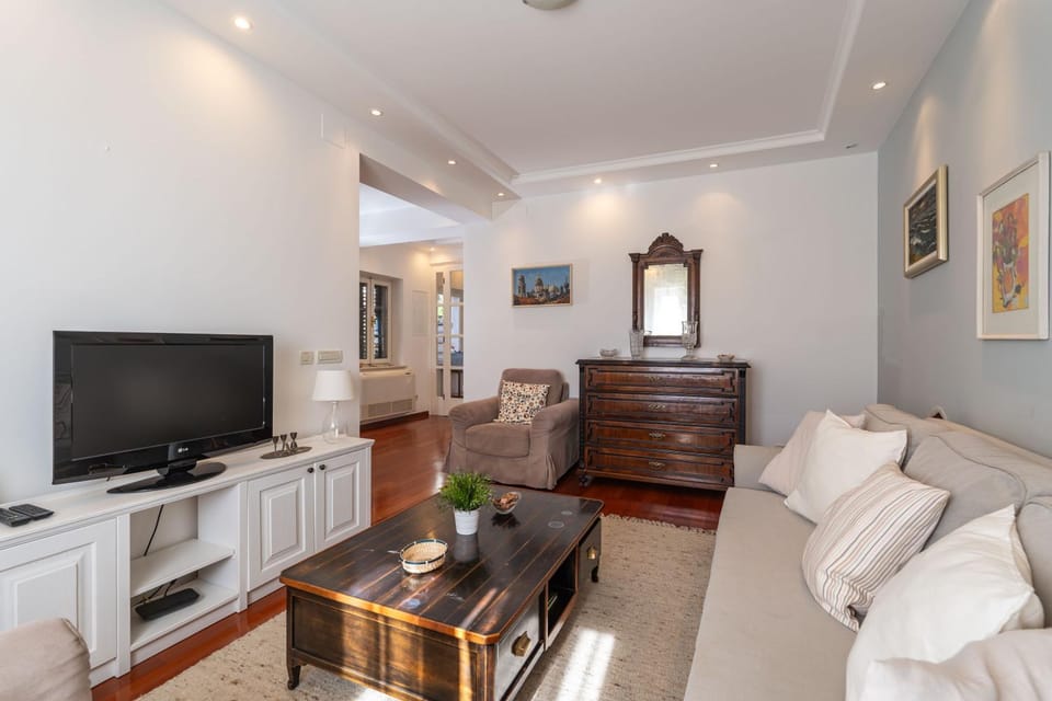 TV and multimedia, Living room, City view, Sea view