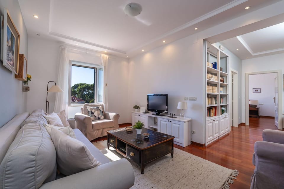 TV and multimedia, Living room, Decorative detail, Seating area, Landmark view, Family, furniture, internet