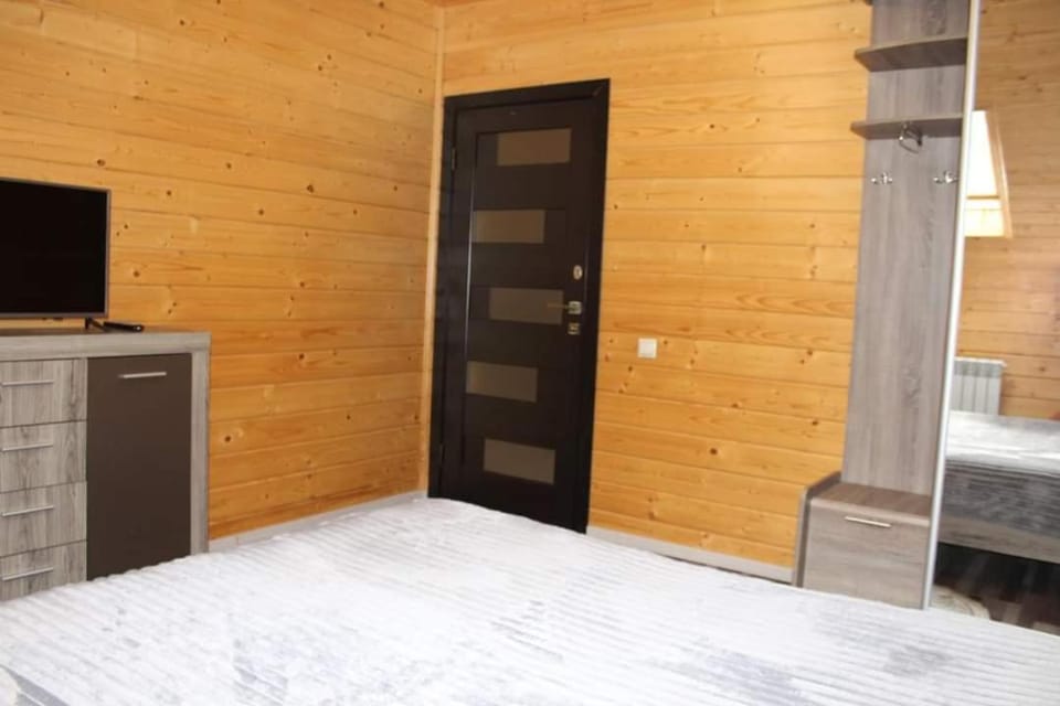 Photo of the whole room, Bedroom, wardrobe