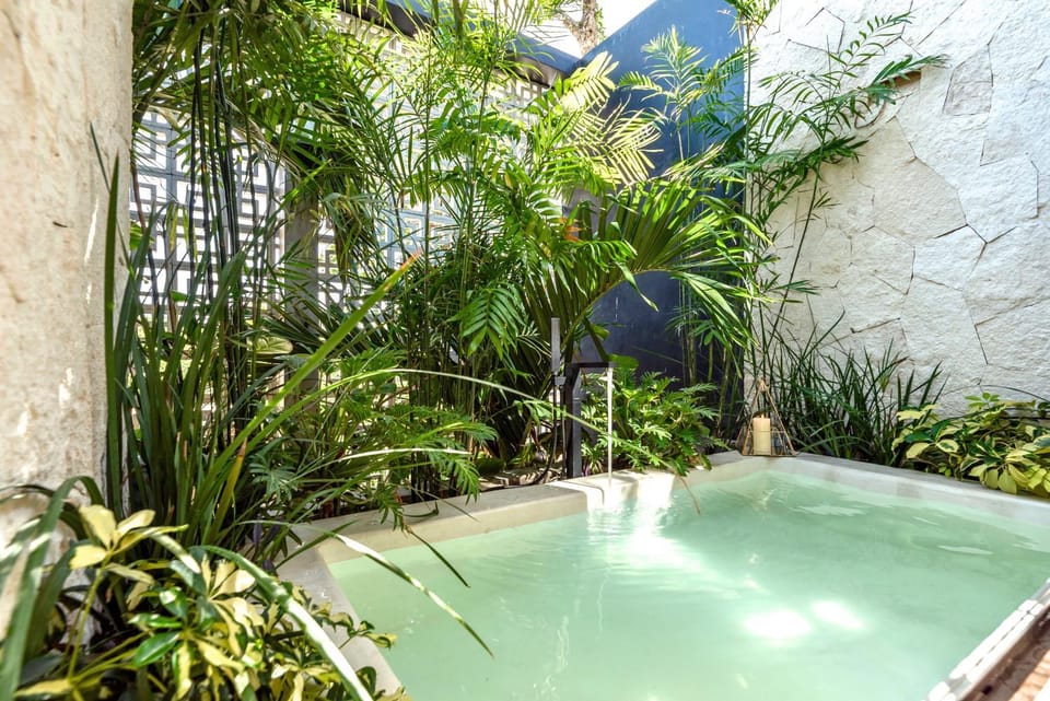Garden, Hot Tub