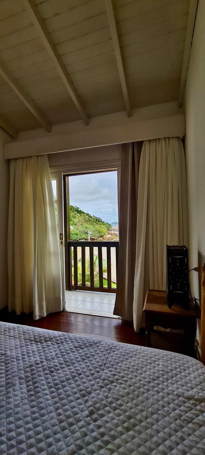 Restaurant/places to eat, Bed, People, View (from property/room), Balcony/Terrace, Photo of the whole room, Animals, Bedroom, Pets, Guests, Landmark view, River view, Sea view, children, Family, fireplace, locker