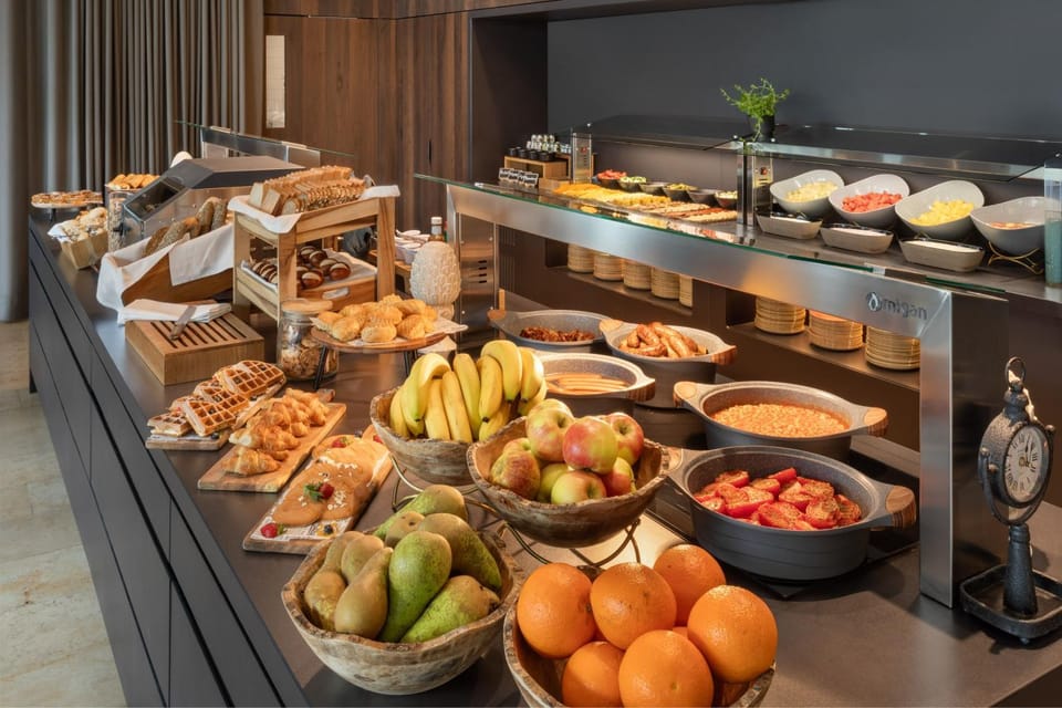 Restaurant/places to eat, Food and drinks, Dining area, Breakfast