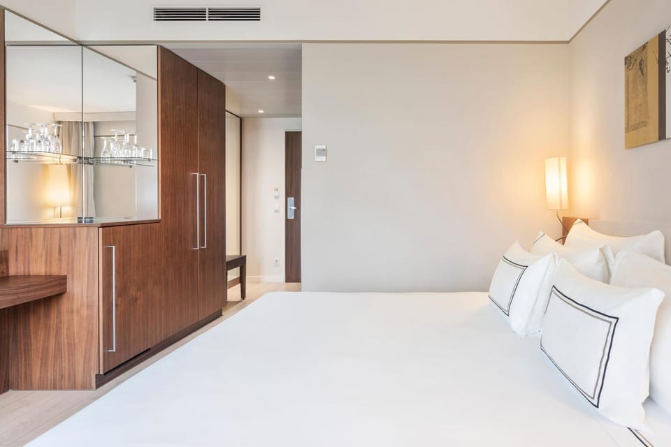 Facade/entrance, Bed, Bedroom, Drinks