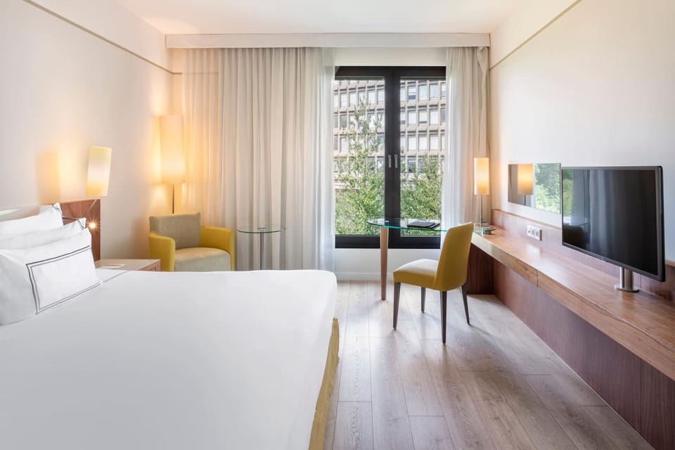 Property building, Bed, Bedroom