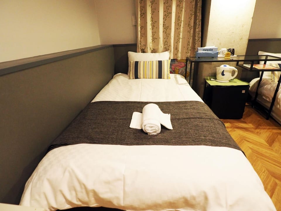 Bed, towels