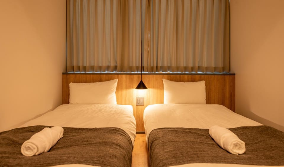 Bed, towels