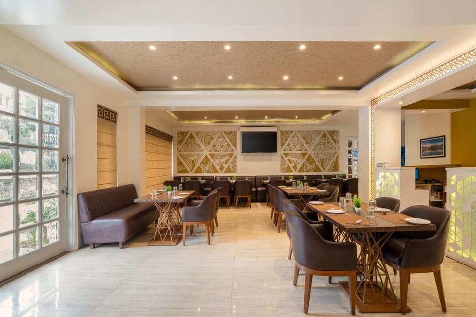 Restaurant/places to eat, TV and multimedia