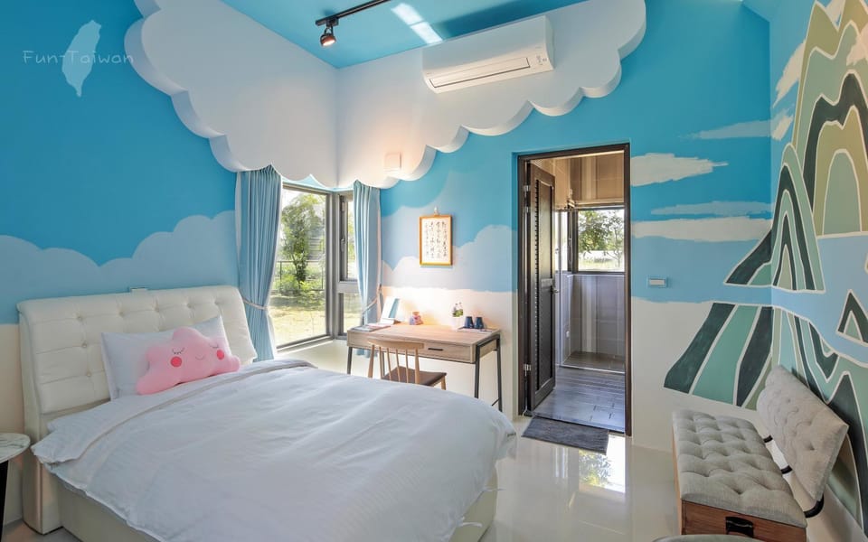 Bed, Photo of the whole room, Seating area, Bedroom