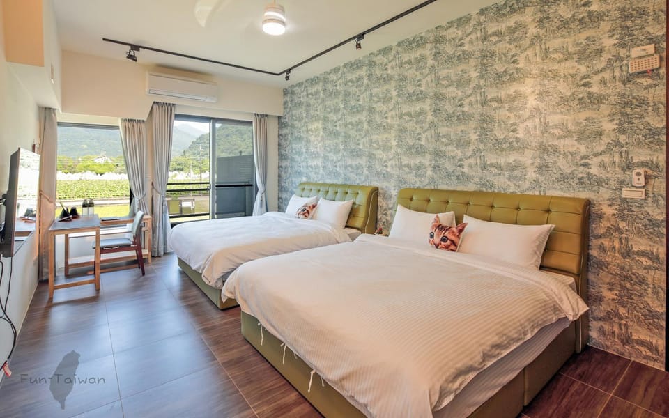 Bed, Photo of the whole room, Seating area, Bedroom
