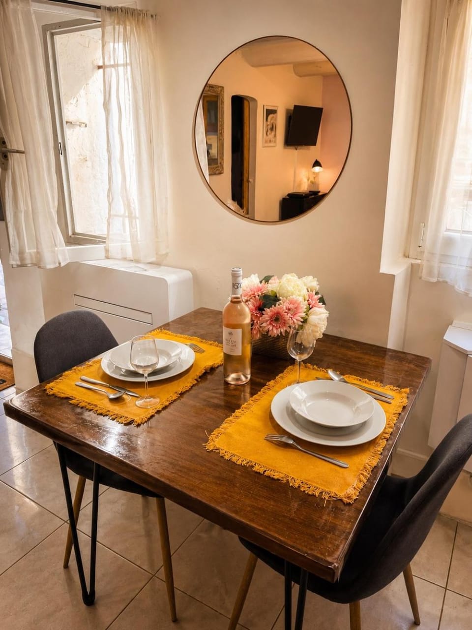 Living room, Seating area, Dining area, air conditioner