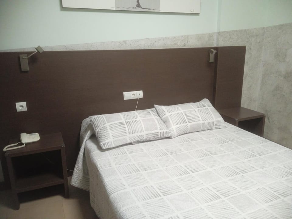 Bed, Photo of the whole room, Bedroom, internet