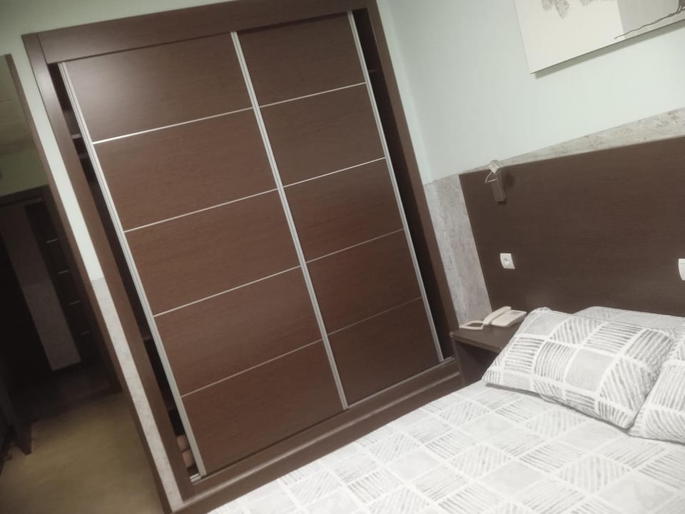 Photo of the whole room, Bedroom, wardrobe