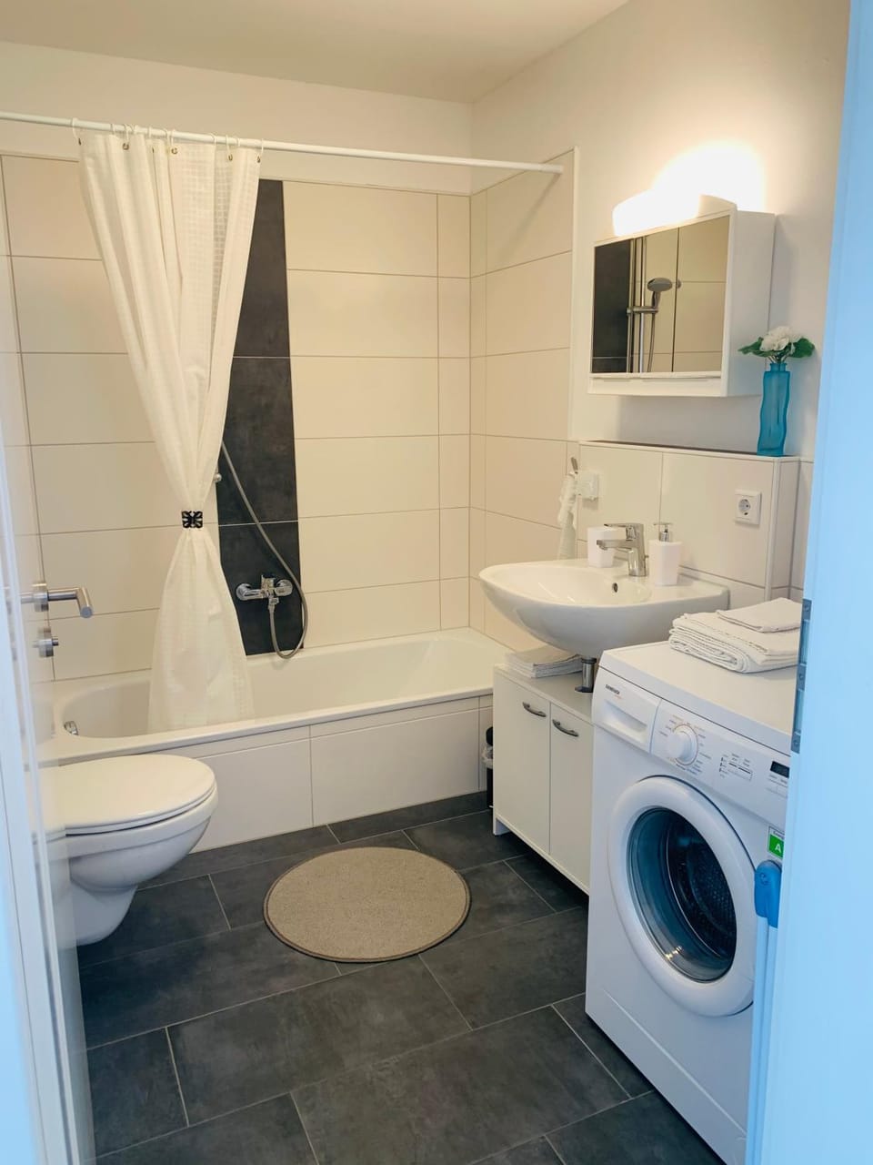 Shower, Toilet, Bathroom, Bath, towels, washing machine
