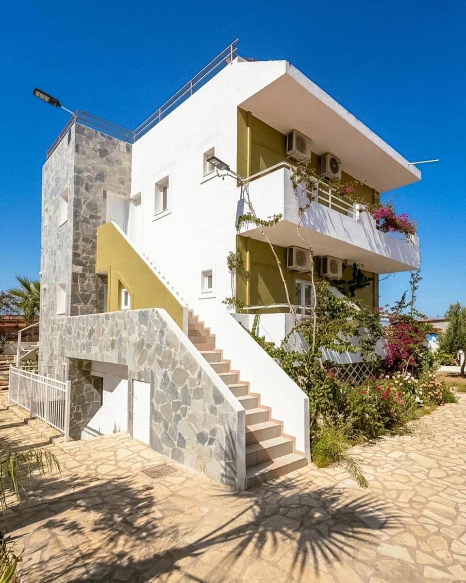 Property building, Day, Balcony/Terrace