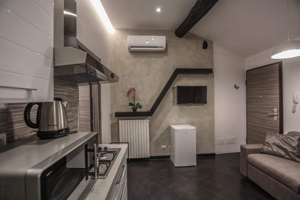 Coffee/tea facilities, Kitchen or kitchenette, Living room