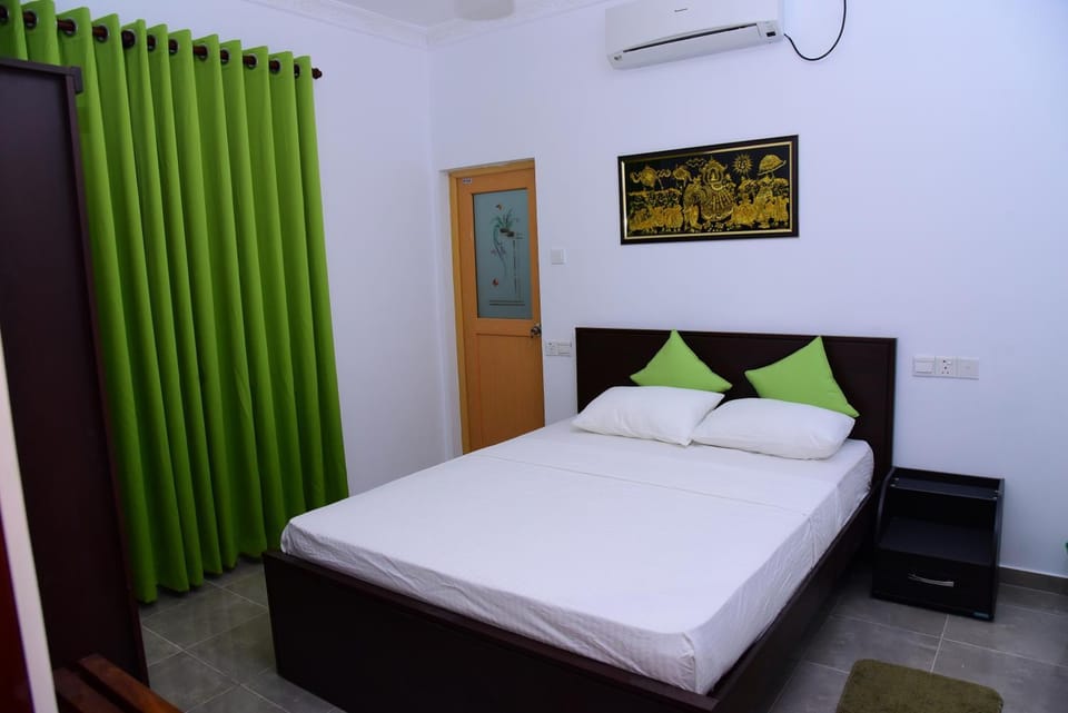 Bed, Photo of the whole room, Bedroom, air conditioner
