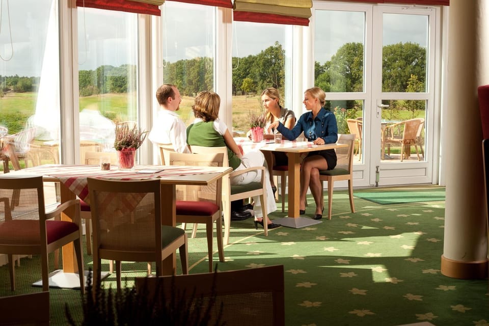 Restaurant/places to eat, People, group of guests