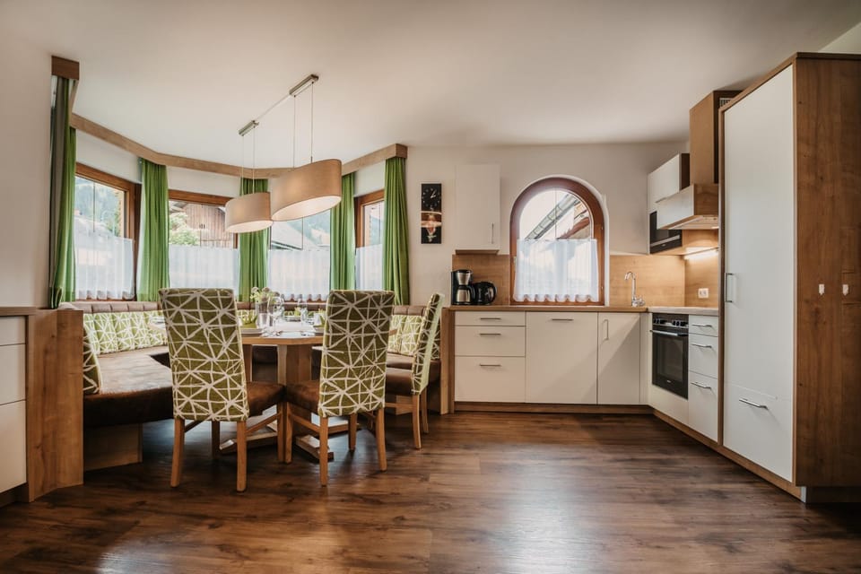 Kitchen or kitchenette, Dining area, Communal kitchen