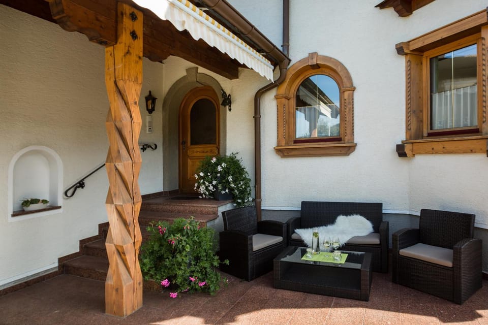 Patio, Facade/entrance