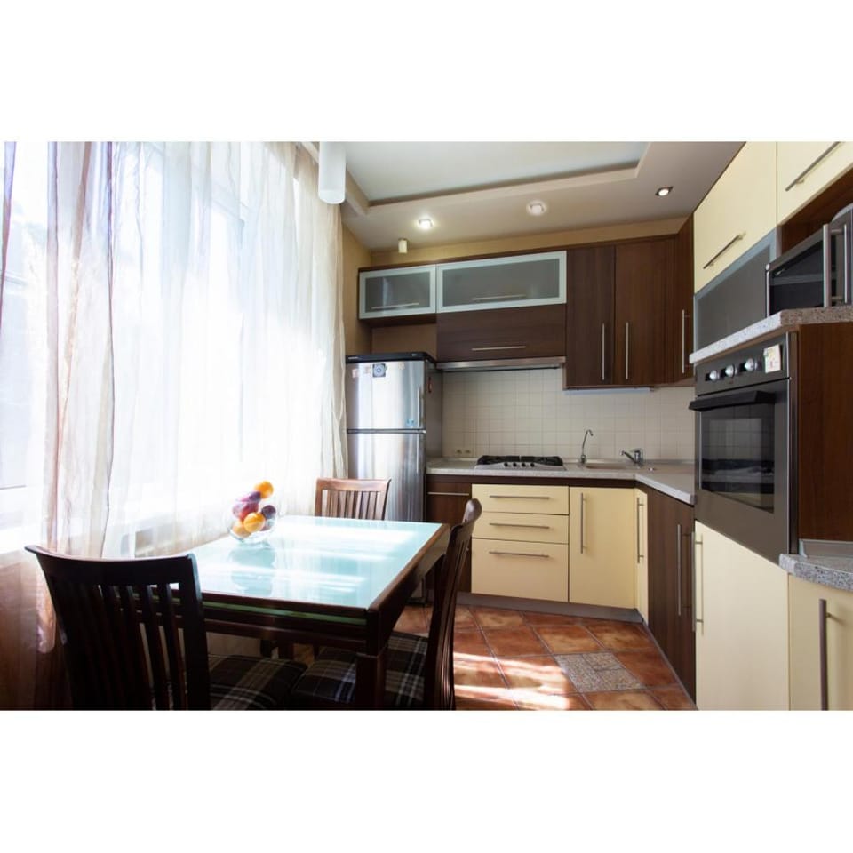 Kitchen or kitchenette, Dining area, stove