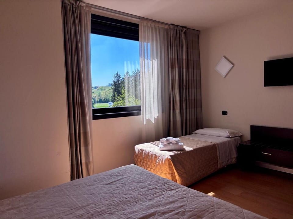 Bed, TV and multimedia, Bedroom