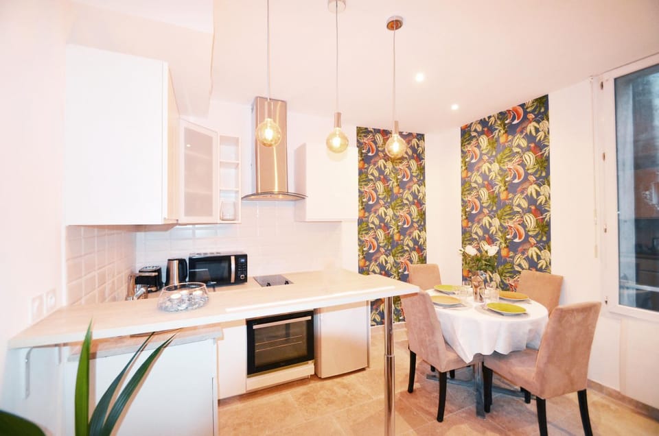 Kitchen or kitchenette, Dining area, minibar, pet friendly, stove