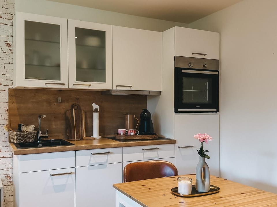 Coffee/tea facilities, Kitchen or kitchenette, oven, stove, toaster