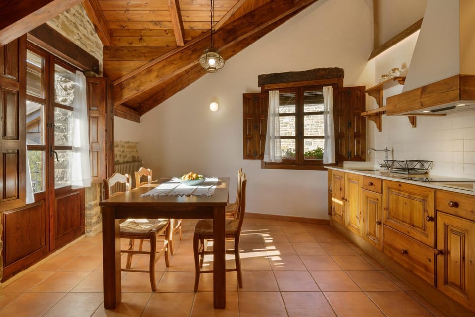 Kitchen or kitchenette, Dining area, pet friendly, stove