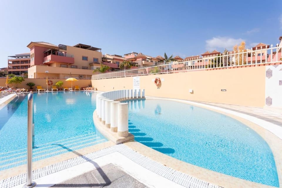 Swimming pool, sunbed