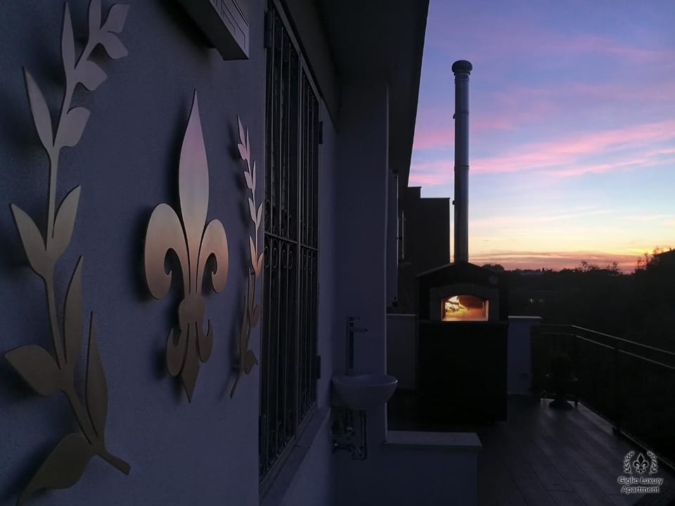 Property building, Spring, Property logo or sign, Balcony/Terrace, Decorative detail, City view, Sunset