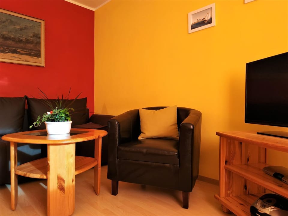 TV and multimedia, Living room, Photo of the whole room, Decorative detail, Seating area