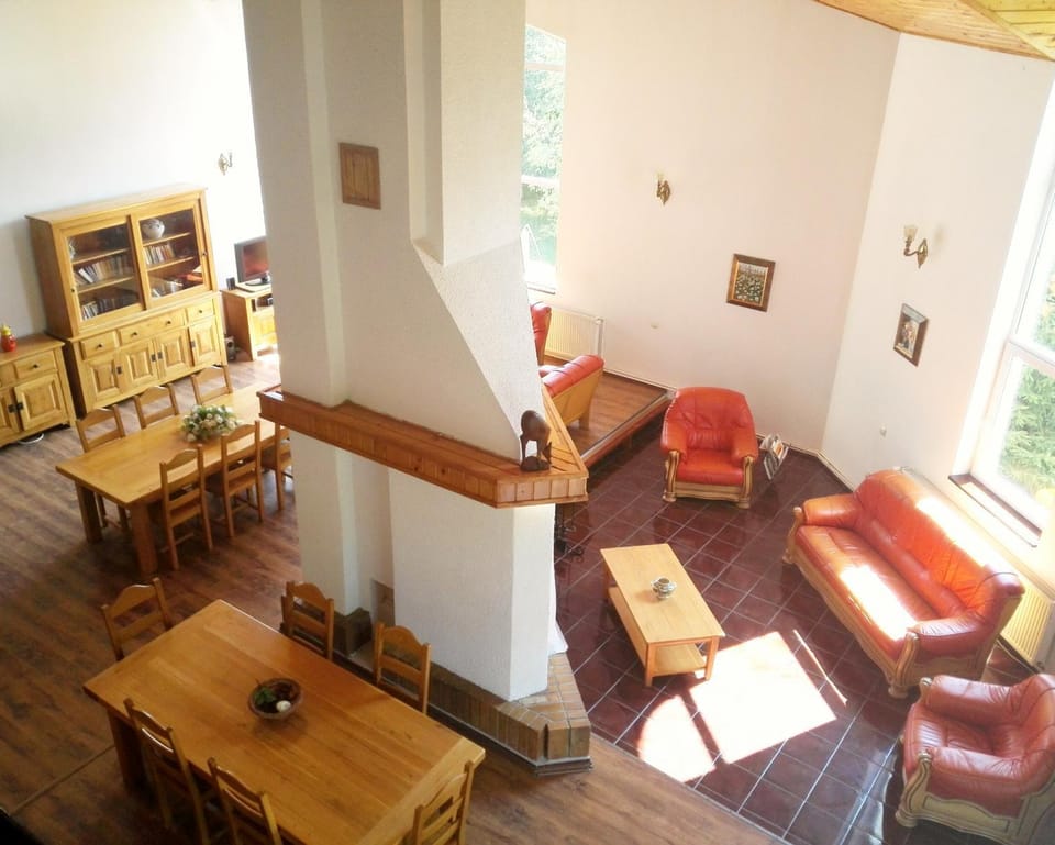 Communal lounge/ TV room, BBQ facilities, Garden, Library, Balcony/Terrace, Banquet/Function facilities