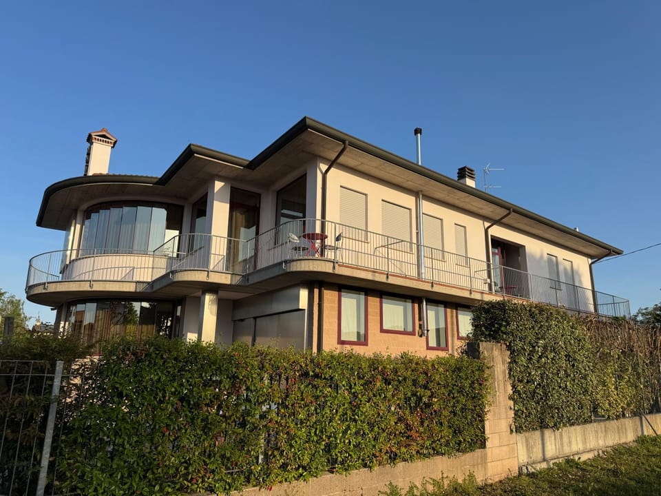 Property building, Day, Garden, Balcony/Terrace