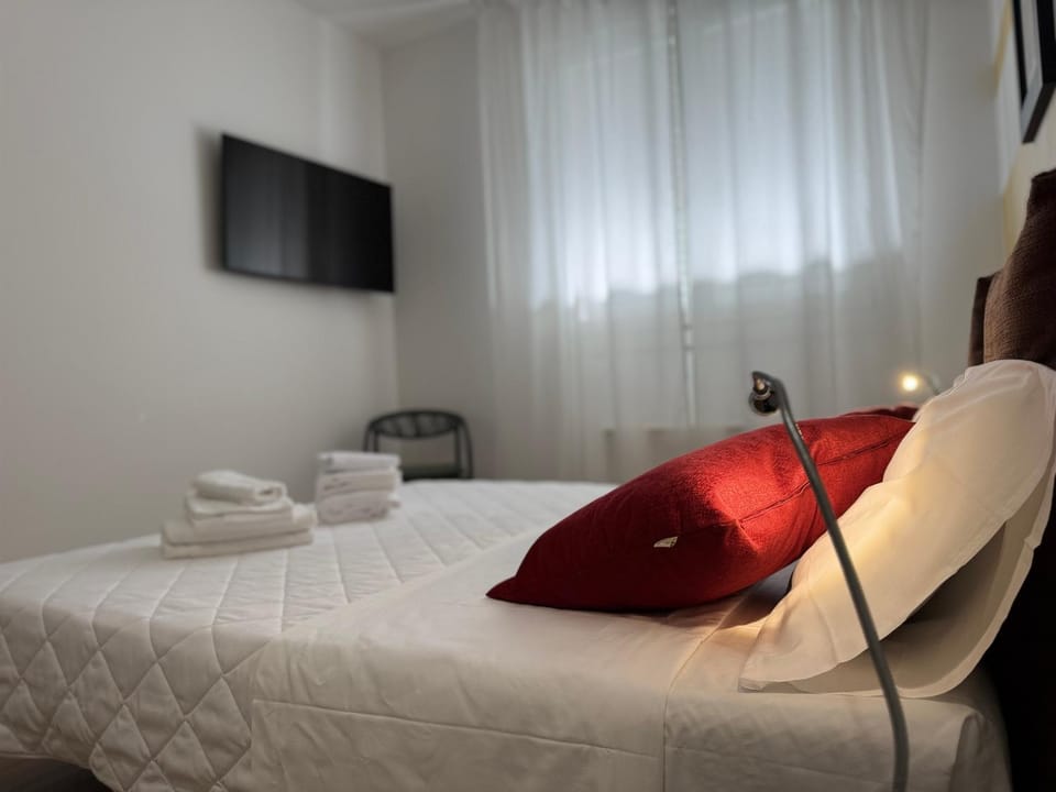 Bed, TV and multimedia, Photo of the whole room, Bedroom, towels