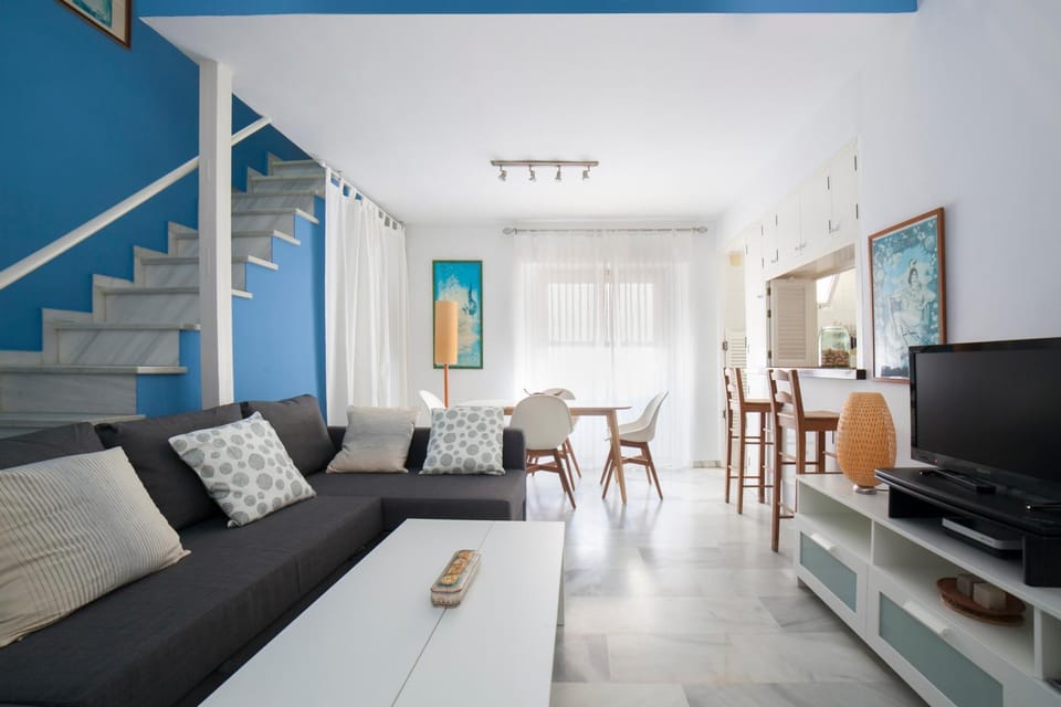 TV and multimedia, Living room, Seating area, Dining area