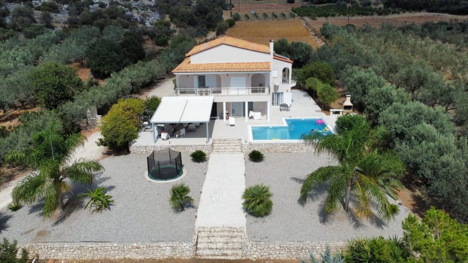 Property building, Day, Natural landscape, Bird's eye view, Garden, Garden view, Pool view, Swimming pool