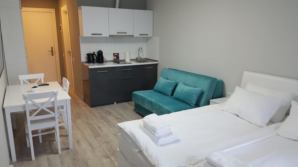 Bed, Coffee/tea facilities, Kitchen or kitchenette, Living room, Photo of the whole room, Seating area, Dining area, Bedroom, minibar, towels