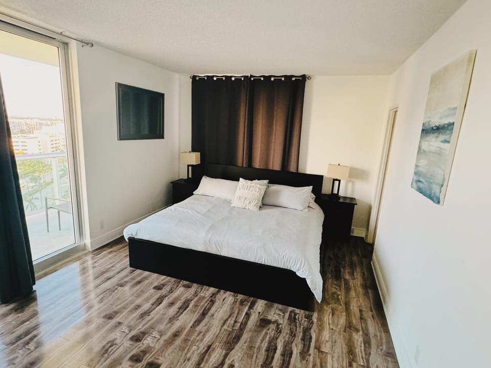Miami Hallandale Condo, Partial Ocean View Direct Beach and Pool Access Miami Hollywood Beach Apartment in Hollywood Beach