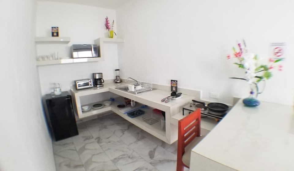 Coffee/tea facilities, Kitchen or kitchenette, Dining area, minibar, oven, stove, toaster