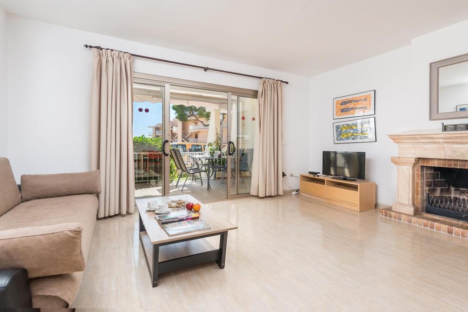 Communal lounge/ TV room, TV and multimedia, Living room, Seating area, Dining area
