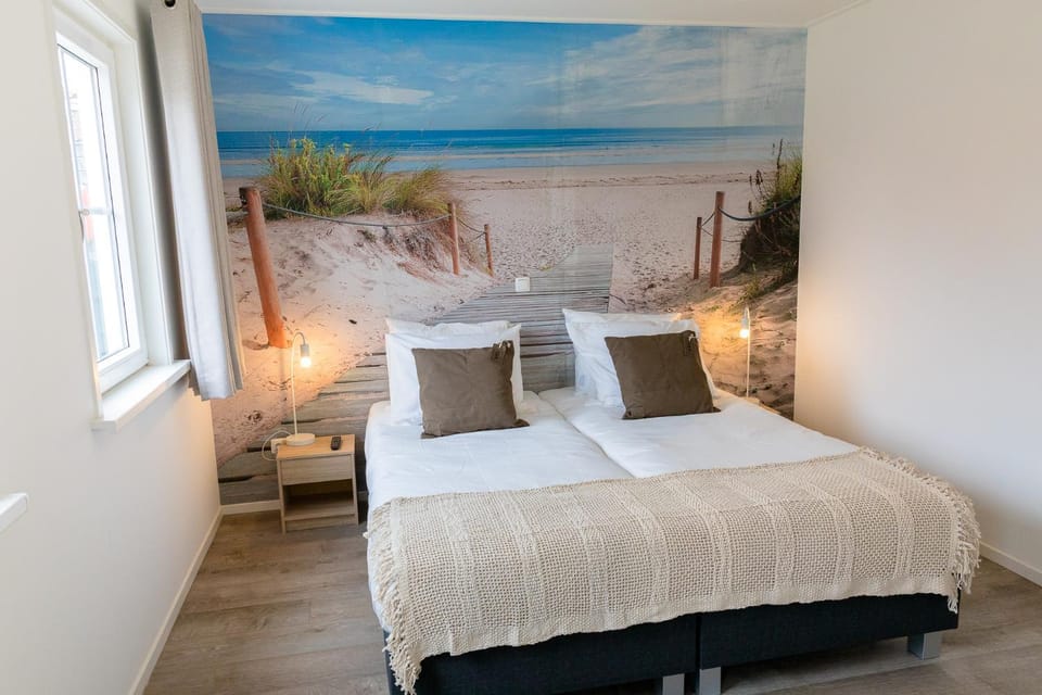 Bed, TV and multimedia, Bedroom